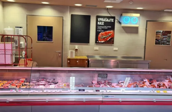Odkar se je mesar v Mercatorjevi trgovini na tržnici poslovil, so 
vitrine zasedli pakirani mesni in suhomesni izdelki. 