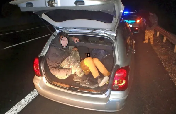 Do začetka decembra so  policisti na koprsko  sodišče zaradi 
vodenja ali prevažanja prebežnikov  pripeljali  79 osumljenih, v 
pripor so jih po zaslišanju pospremili 68.
