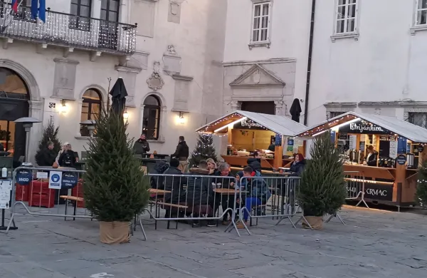 Prostor, kjer se izvaja gostinska dejavnost, je ograjen, na vhodu 
preverjajo pogoj PCT, strežejo pa samo sedečim gostom.