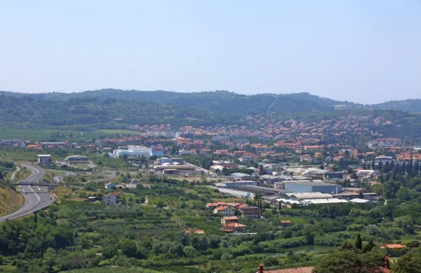 V Izoli bodo sedem hektarjev delno zapuščenih kmetijskih zemljišč 
za Drogo, kjer je predvidena nova poslovna cona, nadomestili z 11 
hektarji nekdaj obdelovalnih površin v izolskem zaledju. 