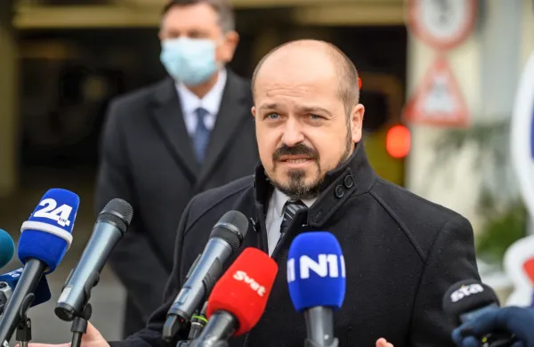  Ukrepe bodo  sprejeli na seji vlade, ki je za zdaj predvidena za 
četrtek, je povedal minister Janez Poklukar.