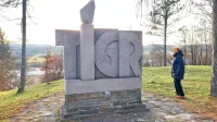 Nanča Kosmač Kogej je na bistriškem Hribu svobode obiskala 
spomenik TIGR-u.