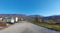 Zemljišča na Ribniku so zanimiva tudi za  Nepremičninski sklad 
PIZ, ki namerava tu graditi najemna oskrbovana stanovanja za 
starejše.