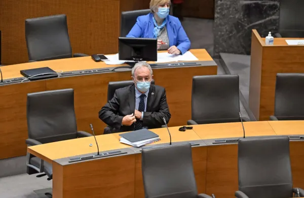 Minister Aleš Hojs je prestal interpelacijo.