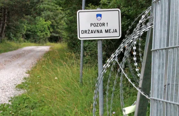 Policisti so v ponedeljek  pri prevozu  prebežnikov,  ki so nezakonito 
prečkali  mejo s Hrvaško, prijeli  še   tri osumljene.  