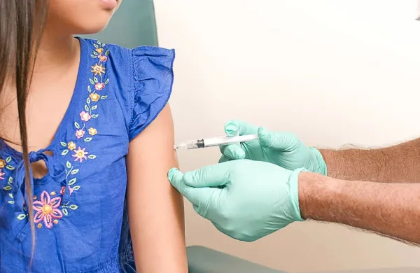 Odbor za pravno-etična vpra&scaron;anja zdravni&scaron;ke zbornice zavrnil očitke o nevarnostih cepljenja otrok proti covidu-19