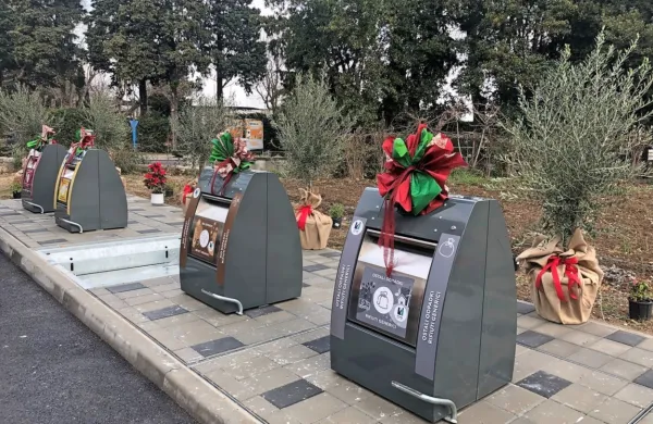 Gre za sklop petih zabojnikov velikosti pet kubičnih metrov in tri 
kubične metre, v katere bodo stanovalci Cankarjevega drevoreda 
in Plenčičeve ulice odlagali plastično ter kovinsko embalažo, 
biološke odpadke, mešane komunalne odpadke, papir in kartonsko embalažo ter steklo. Foto vir: Arhiv Občina Izola