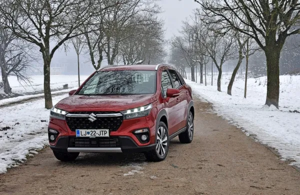 Nekaj tednov po prvi premieri nove generacije Suzukijevega s-crossa je prvih petdeset primerkov že v 
Sloveniji nared za prodajo kupcem.

