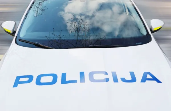 Trčil v drugi avto in pobegnil