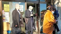 Bojan Lovše,   upokojeni   zdravnik  (drugi  z  leve),  je na sodišču 
vztrajal, da je vedno  delal strokovno.  Očitkov tožilstva ni priznala 
niti zdravnica  Marjana  Pšeničnik  Grosek (desno).   