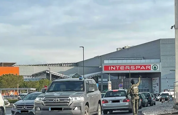 Zamaskirani policisti so včeraj  ustavili  promet   pri  koprskem  
zaporu.