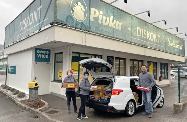 Zaposleni iz Pivke in Delamarisa so napekli  slaščice za 'angele' iz 
izolske bolnišnice.