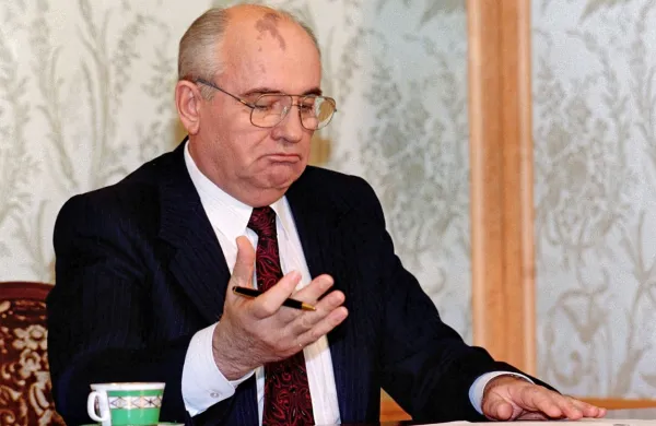 Zadnji sovjetski voditelj  Mihail  Gorbačov je odstopil 25.12.1991.  