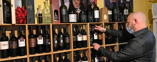 Specializirane prodajalne ponujajo široko paleto vin in tudi 
možnost svetovanja o nakupu. Na fotografiji je vinoteka Okusi 
Istre v Kopru, ki ponuja izključno istrska vina.