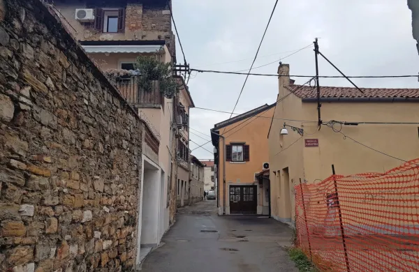 Iz pritličij ne bo smelo več nastati stanovanje, turistični apartma in 
niti garaža.
