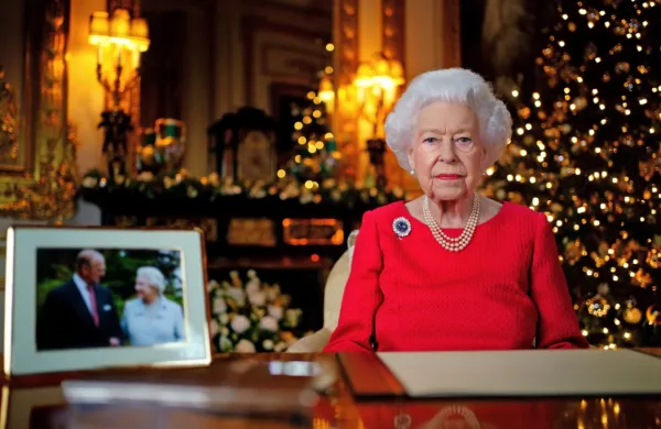 Britanski kraljici Elizabeti II. se bosta na božični dan pridružila 
valižanski princ Charles in njegova soproga Camilla, vojvodinja 
cornwallska.