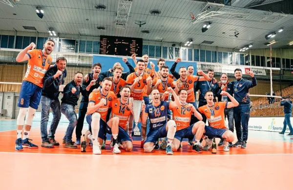 Za osvojitev pokala sta zaslužna tudi Kanalca Jani Kovačič 
(spredaj v modri opremi) in Jure Okroglič  (desno ob njem).
