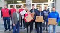  Predstavniki  Rdečega  križa Ajdovščina so v družbi vipavskega župana Gorana Kodelje in predstavnikov 
vipavske ekipe Petrola defibrilatorje slovesno predali  predsednikom še zadnjih štirih krajevnih skupnosti.