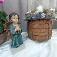 Praznično vzdu&scaron;je z jaslicami na prostem in v izložbah