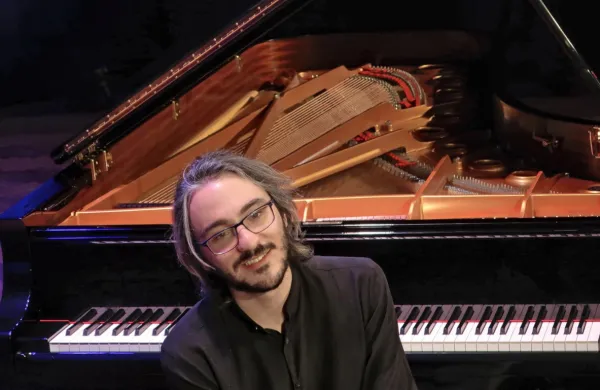 Alexander Gadjiev v ponedeljek spet doma, na odru Kulturnega doma