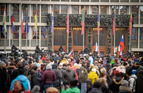 Protestniki na shodu proti sprejetju novega interventnega zakona, parlament ograjen