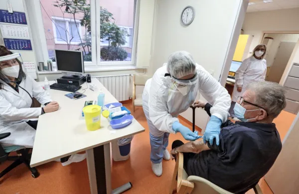 Tako so 27. decembra lani cepili stanovalce Obalnega doma  
upokojencev.  