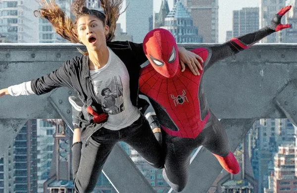 Spider Man: Daleč od doma je tretji del serije o Petru Parkerju, ki 
ga igra angleški igralec Tom Holland. Spidermanova identiteta je 
v najnovejšem delu prvič razkrita.