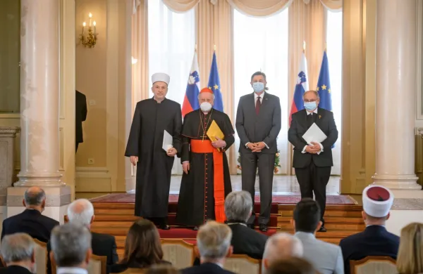 Predsednik republike Borut Pahor je na posebni slovesnosti v 
predsedniški palači vročil odlikovanja kardinalu Francu Rodetu, 
škofu Gezi Filu in muftiju Nedžadu Grabusu.