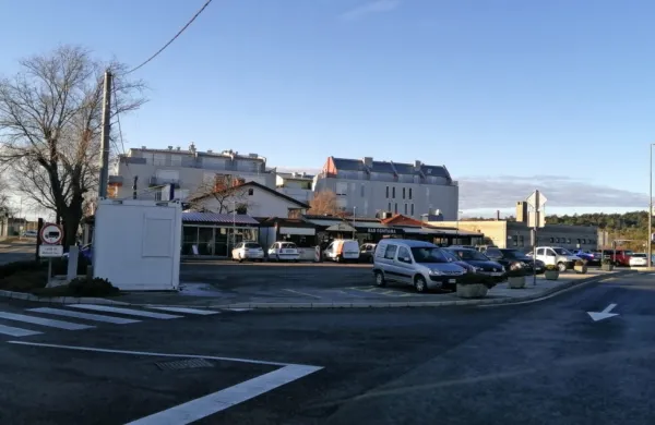 Na Kozini dobro vedo, da je obnova Mestnega trga še kako dobrodošla, a si 
gostinci vendarle želijo, da gradbena dela ne bi zmotila viška turistične 
sezone.