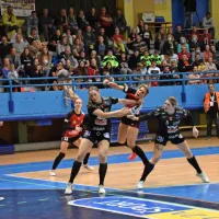 Prvi vrhunec v novi sezoni sta bili tekmi pokala EHF s švedskim 
Kristianstadom. Ana Abina (v skoku) je Švedinjam nasula 10 
zadetkov.
