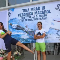 Tina Mrak (desno) in Veronika Macarol.