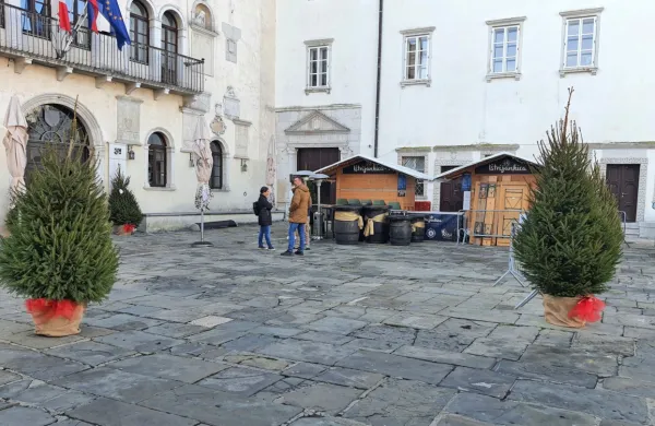 Inšpekcija je na Titovem trgu v Kopru ponovno zaprla hiške z 
gostinsko ponudbo.