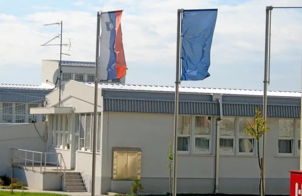 V centru za tujce v Velikem Otoku sta se v nedeljo zvečer zgodila 
dva napada na policiste. Osumljena tujca sta končala v priporu. 