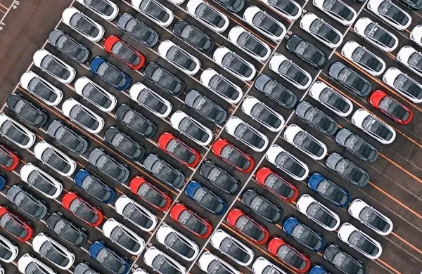 Ameriški proizvajalec električnih avtomobilov Tesla bo odpoklical 
več kot 475.000 avtomobilov modelov 3 in S.