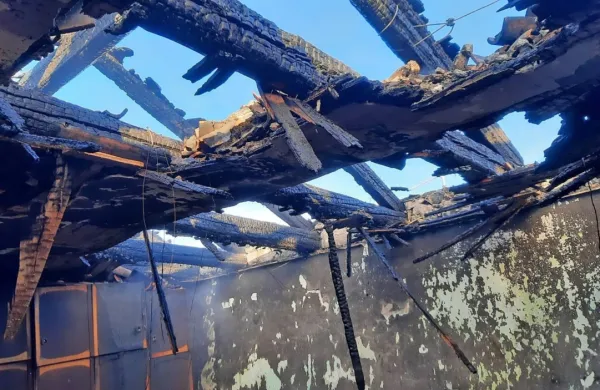 Ognjeni zublji uničili starej&scaron;o hi&scaron;o