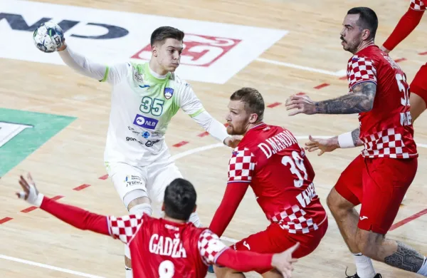 Domen Makuc (z žogo) je v sredo proti Hrvaški dosegel dva gola.
