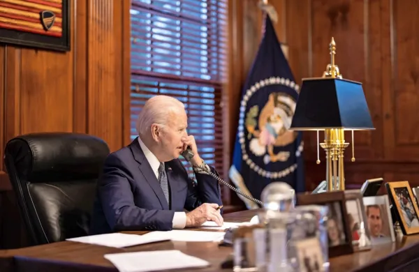 Ameriški predsednik Joe Biden (na fotografiji) in ruski predsednik 
Vladimir Putin sta se v telefonskem pogovoru v četrtek dogovorila 
za nadaljevanje dialoga. 