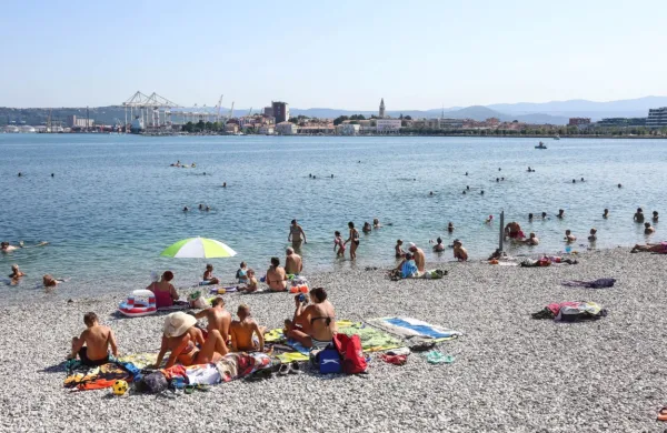Prvi dve najbolj brani kolumni leta 2021 izpod peresa Andraža 
Gombača so navdahnile vsakdanje poletne peripetije na plaži.