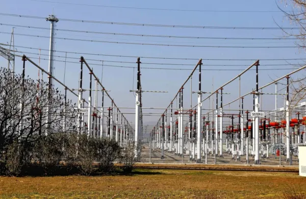 Kljub nasprotovanju številnih okoljevarstvenikov namerava 
Evropska komisija pridobivanje energije v jedrskih elektrarnah in 
z zemeljskim plinom pod določenimi pogoji označiti kot zeleno 
dejavnost oz. trajnostno naložbo.