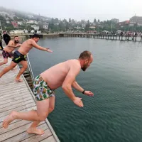Novoletni skoki v morje spontano živijo dalje
