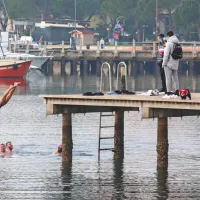 Novoletni skoki v morje spontano živijo dalje