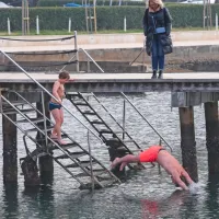 Novoletni skoki v morje spontano živijo dalje