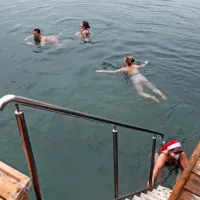 Novoletni skoki v morje spontano živijo dalje