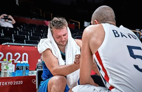 Bolj tolažba kot čestitka Nicolasa Batuma, krvnika slovenske reprezentance v olimpijskem polfinalu, Luki Dončiću.  