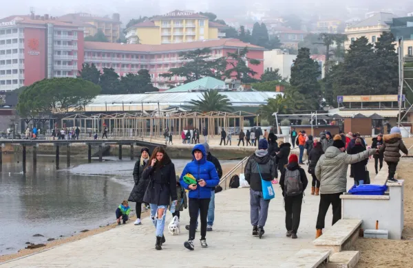 Stacionarni gostje in priložnostni dnevni sprehajalci so v Portorožu kljub zagatam z epidemijo in vremenom ustvarili spodoben turistični utrip. 