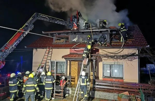 Kar 35 gasilcev je v soboto zvečer reševalo gorečo hišo v Pivki.