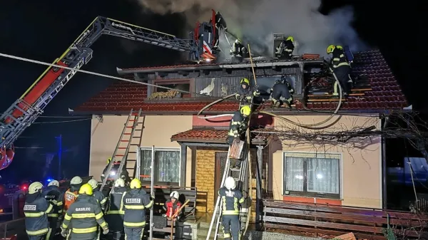 Kar 35 gasilcev je v soboto zvečer reševalo gorečo hišo v Pivki.