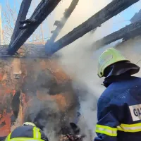 Požar starejše hiše v Ravnjah so pogasili poklicni gasilci iz Sežane 
in njihovi prostovoljni kolegi iz Štjaka.