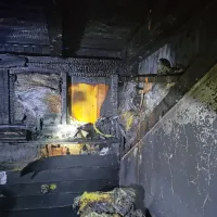 Mansardno stanovanje v Pivki so plameni popolnoma uničili.