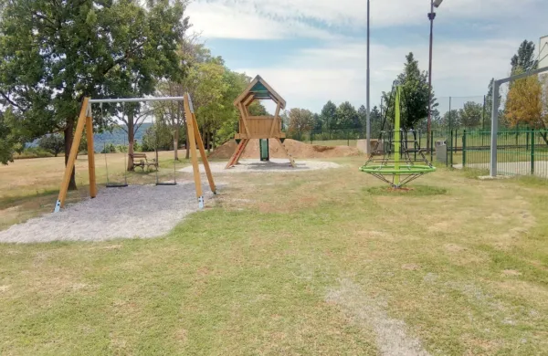 Nova otro&scaron;ka igrala ob zadružnem domu